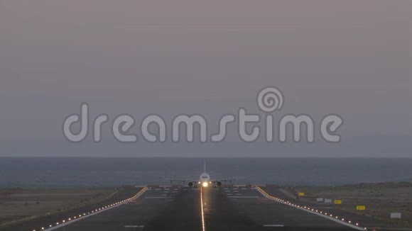 飞机傍晚从沿海机场起飞前景视频的预览图