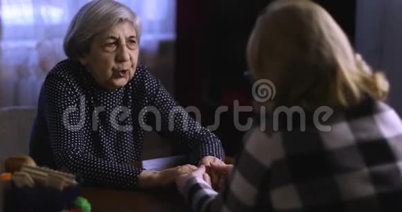 一个成年女性安慰一个头发灰白的高级女性视频的预览图