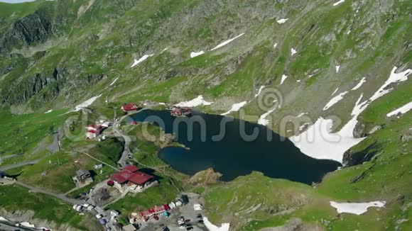 位于罗马尼亚喀尔巴阡山顶的山湖阳光明媚视频的预览图