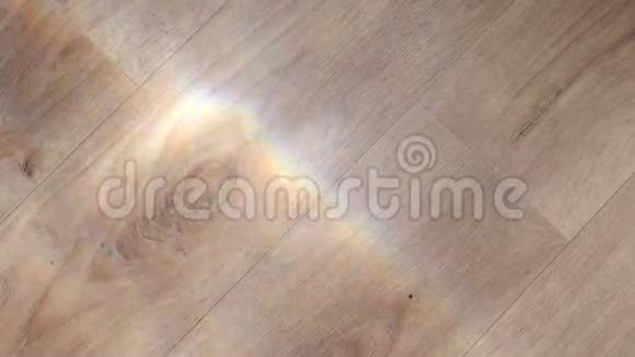 阳光从水中照射在木地板上特写镜头视频的预览图