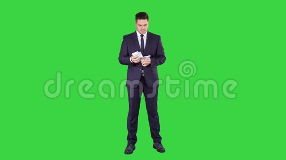 帅气的商人在绿色屏幕上数欧元chroma键视频的预览图
