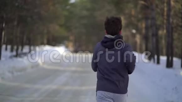 温特伍德慢跑的年轻男运动员视频的预览图