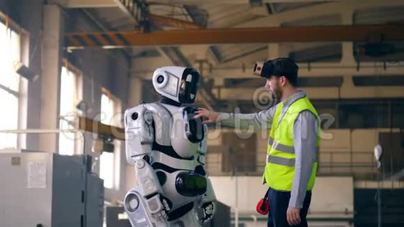 工程师使用VR设备控制工厂的机器人视频的预览图