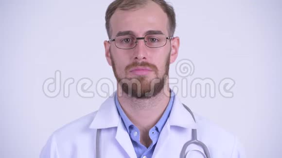 脸上挂着快乐胡子的男人医生闭着眼睛放松视频的预览图