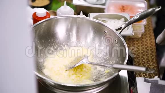 用炒锅里的米饭准备美味的新鲜菜肴艺术一个人的侧视彻底混合视频的预览图