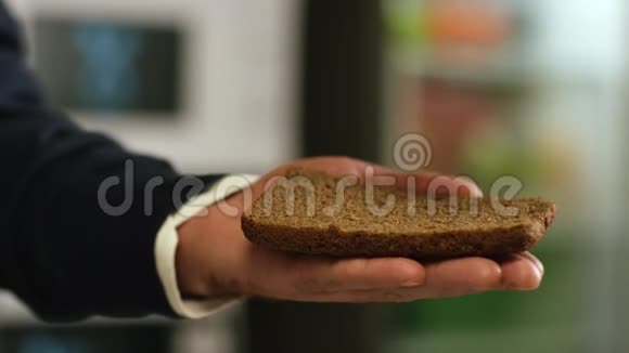 美味的香肠三明治库存录像特写男人的手拿着一块博罗迪诺黑麦面包和一片视频的预览图