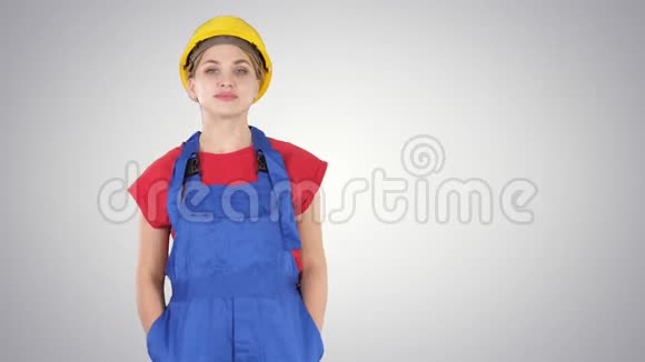 微笑的建筑工人妇女站立和改变姿势折叠手双手在臀部双手在口袋在梯度视频的预览图