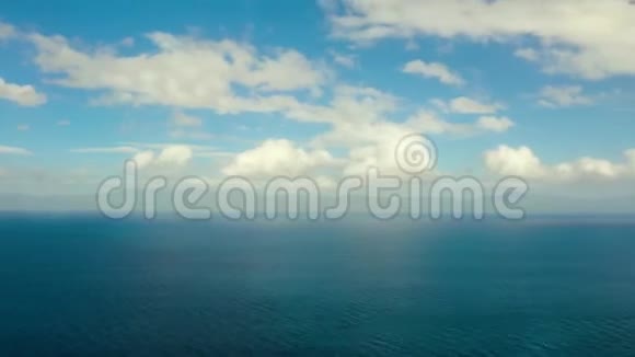 时光流逝碧海低云远处有岛屿的海景菲律宾的性质视频的预览图