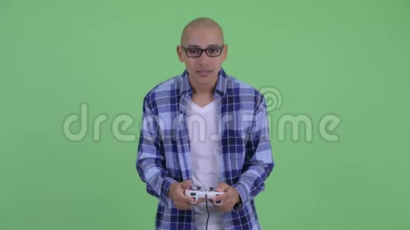 穿着时髦的秃头男人在玩游戏和输球视频的预览图