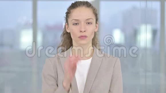 疲惫的年轻女商人颈部疼痛的画像视频的预览图