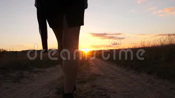 一个女商人走在乡间的路上手里拿着一块平板电脑阳光洒在女人的腿性感性感性感视频的预览图
