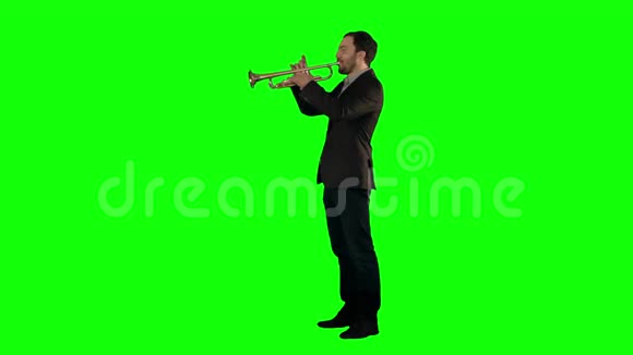 人站立和喇叭旋律在绿色屏幕上视频的预览图