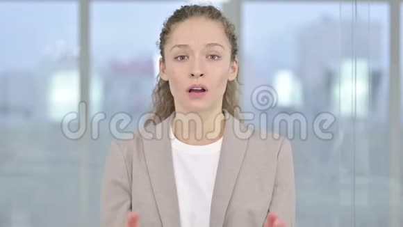 失望的年轻女商人对失败的回应视频的预览图