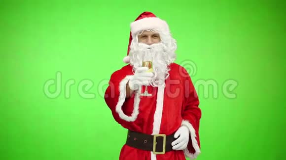 有香槟杯的圣诞老人圣诞老人拿着饮料有趣的圣诞祝酒铬系视频的预览图