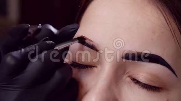 美容服务概念年轻女子做眉毛护理视频的预览图