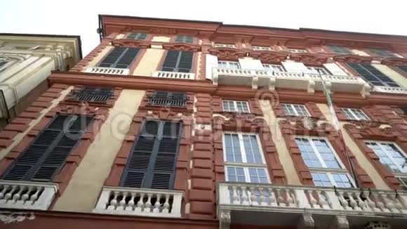 欧洲旧建筑住宅建筑立面的底部视图行动漂亮的房子外表视频的预览图