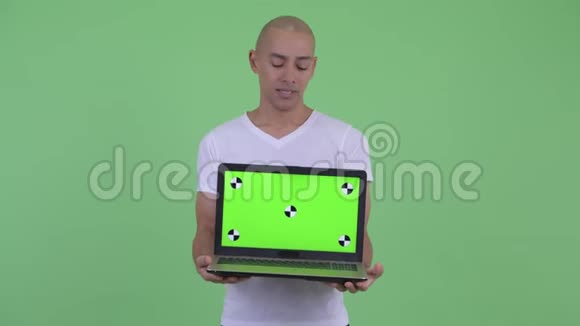 穿着衣服的秃头男人展示笔记本电脑并得到坏消息视频的预览图