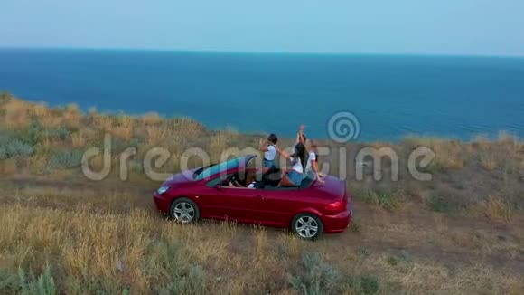 空中观景日落时分年轻女孩在海边开敞篷车夏日探险视频的预览图