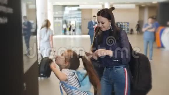 母亲和女儿在机场检查机票然后才报名视频的预览图