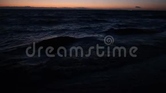 近海岸和波浪上美丽的夕阳天空背景大自然的美概念五彩缤纷的海景视频的预览图