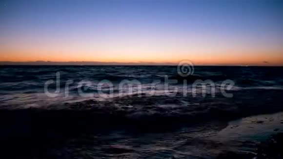 近海岸和波浪上美丽的夕阳天空背景大自然的美概念五彩缤纷的海景视频的预览图