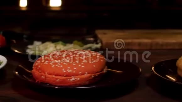 在黑暗的房间背景下将一排没有配料的汉堡包放在三个盘子上烹饪理念视频的预览图