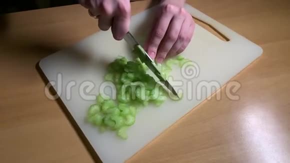 女孩在砧板上切芹菜视频的预览图