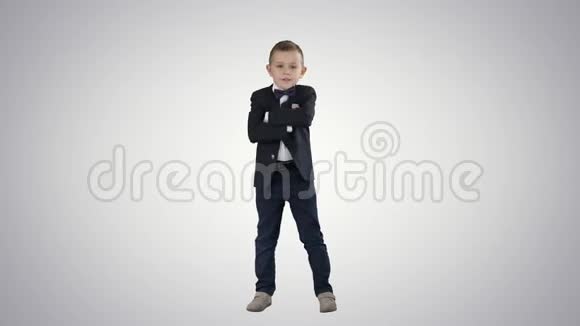 小男孩穿着渐变背景的正式服装交叉双手视频的预览图