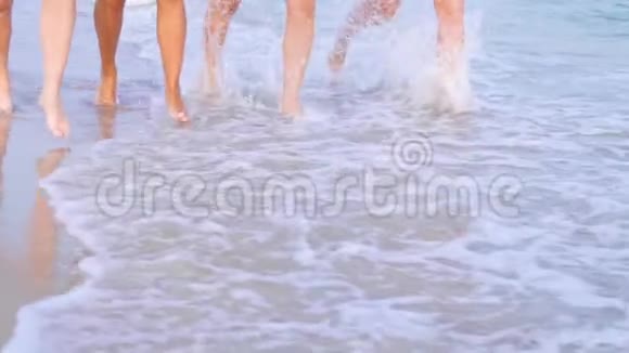 日落时分女人们在沙滩上晒黑了苗条漂亮的女孩在金色的沙滩上海边度假的朋友视频的预览图