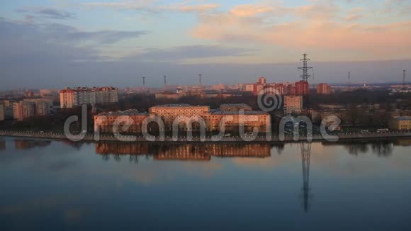 早春在黎明的阳光下可以直接俯瞰圣彼得堡和涅瓦河交通视频的预览图