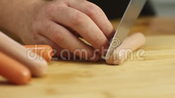 男人用菜刀在木砧板上切香肠的特写库存录像准备食物视频的预览图