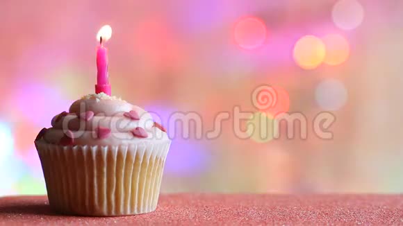 生日蛋糕和蜡烛彩色离焦背景派对概念视频的预览图
