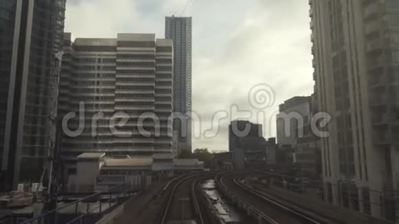 伦敦码头旁边的地下和码头轻轨DLR站从DLR铁路列车的视图视频的预览图