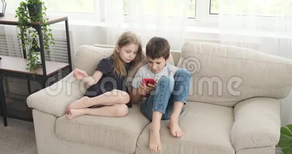 姐姐和哥哥玩网络游戏视频的预览图
