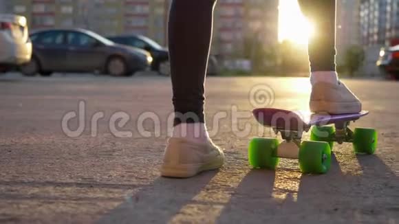 女孩滑板城市风景儿童脚后景视频的预览图