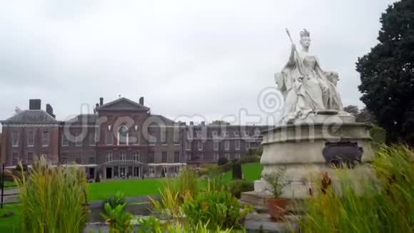 老建筑背景下花园中女王雕塑行动美丽的女王雕塑位于公园附近视频的预览图