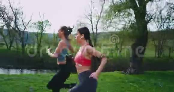 有魅力的女士在跑步锻炼后身体健康疲惫地停下来在令人惊叹的景观景观中采取了一措施视频的预览图