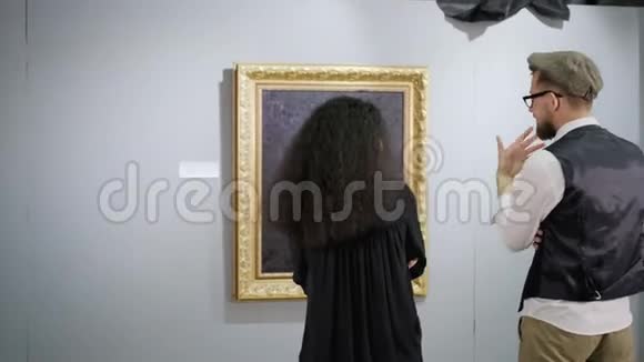 现代艺术展览的参观者在照片前聊天视频的预览图