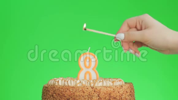 在美味的蛋糕上点燃8号生日蜡烛绿色屏幕8视频的预览图