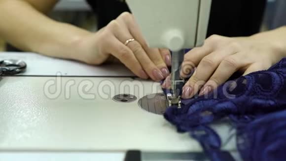 年轻的女性手缝蓝色花边织物的时尚视频的预览图