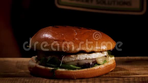 靠近家做美味的汉堡木桌美食和美食概念库存录像多汁三明治视频的预览图