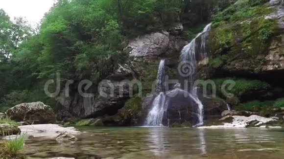 4K瀑布Virje在斯洛文尼亚阿尔卑斯山干净的蓝色水和绿色森林JulianAlps斯洛文尼亚Bovec区欧洲视频的预览图