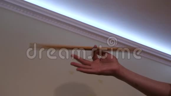 双手紧握鼓棒在手指间旋转概念一个人扭着鼓槌视频的预览图
