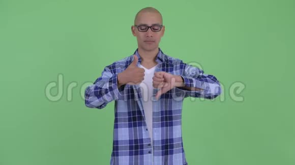 愚蠢的秃头嬉皮士在竖起大拇指和竖起大拇指之间做出选择视频的预览图