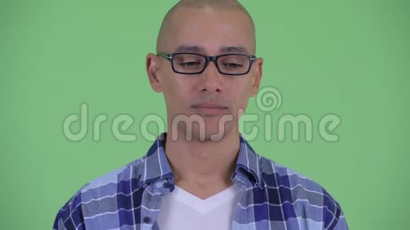 一张严肃的秃头男人的脸低头思考视频的预览图