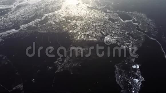 鸟瞰冰冻河流的渔民视频的预览图
