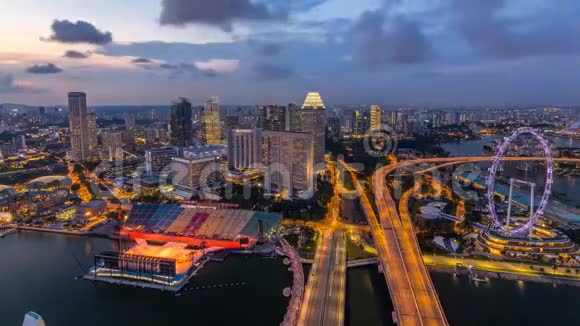 新加坡的天际线和著名的新加坡渡轮在黄昏时日夜轮视频的预览图