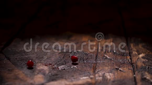 成熟的新鲜蔓越莓落在黑暗的木制乡村桌子上库存录像把木头表面和视频的预览图