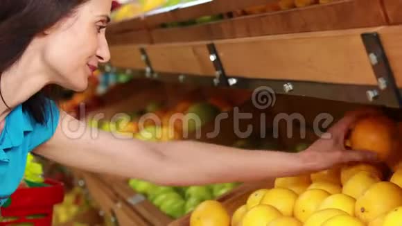 微笑着把柠檬放进购物篮视频的预览图