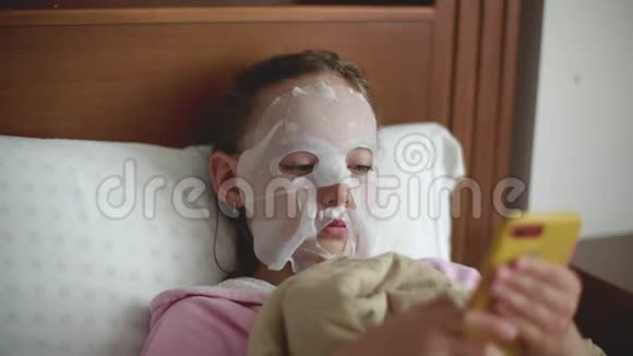 女孩护肤美容程序浏览电话视频的预览图